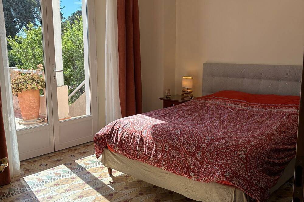 Provencal house with large swimming pool. Close to the sea! in La Garde, Mediterranean Coast (France)