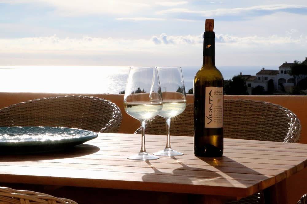 Bungalow elegantemente amueblado con espectaculares vistas al mar, wifi, 6+, piscina in Teulada, Costa Blanca
