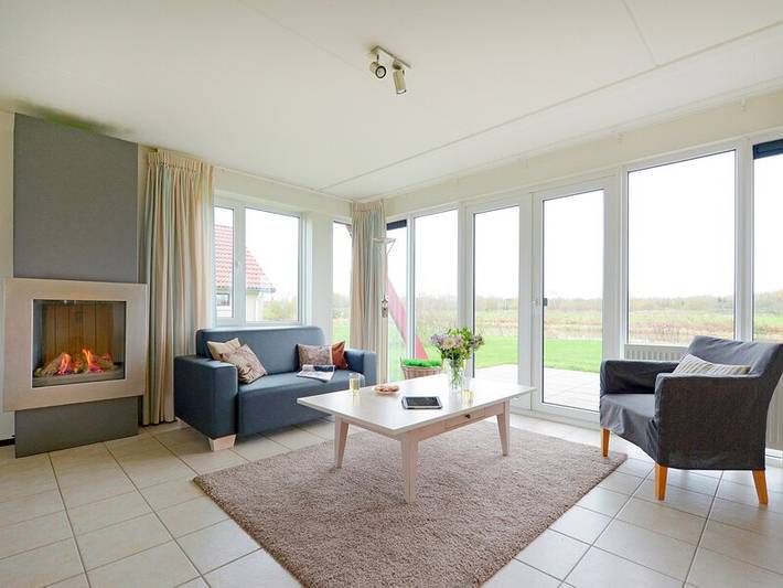 Vakantiehuis voor 4 personen, with tuin and terras as well as sauna and zwembad in Emmen