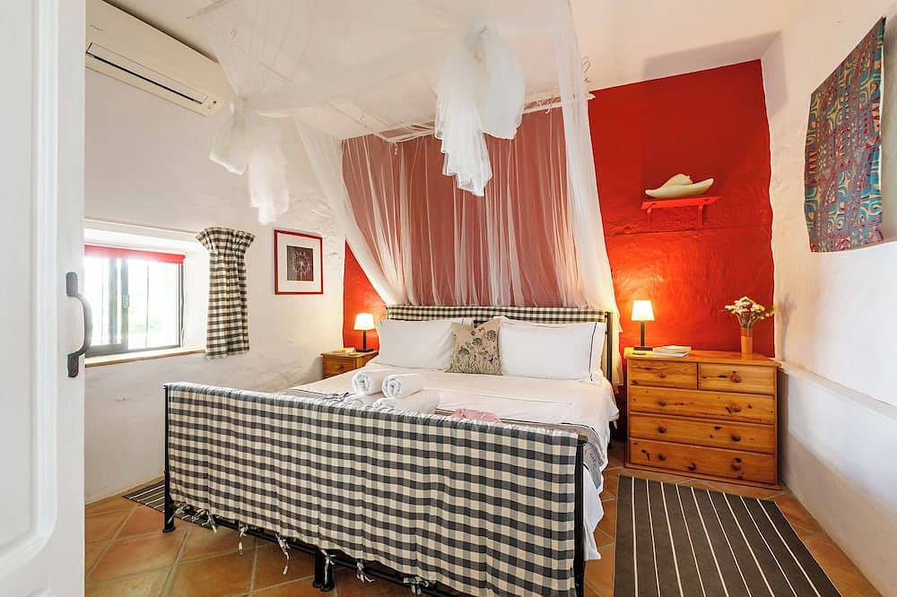 Quirky spacious village house with plunge pool and outdoor cinema in Sanlúcar de Guadiana, Huelva Province