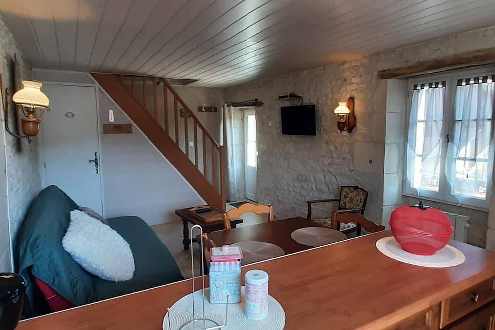 Charmante Maison Ancienne près de Chinon avec Cour Privée in Tavant, Vallée de la Loire