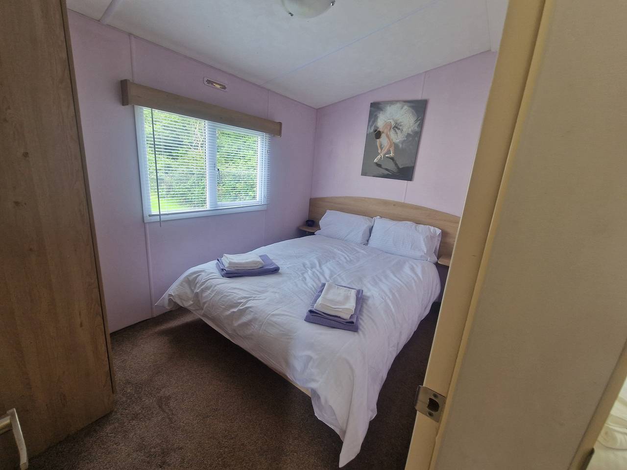 Lodge Sleeps 4 - Pet Friendly with Private Parking in Devon