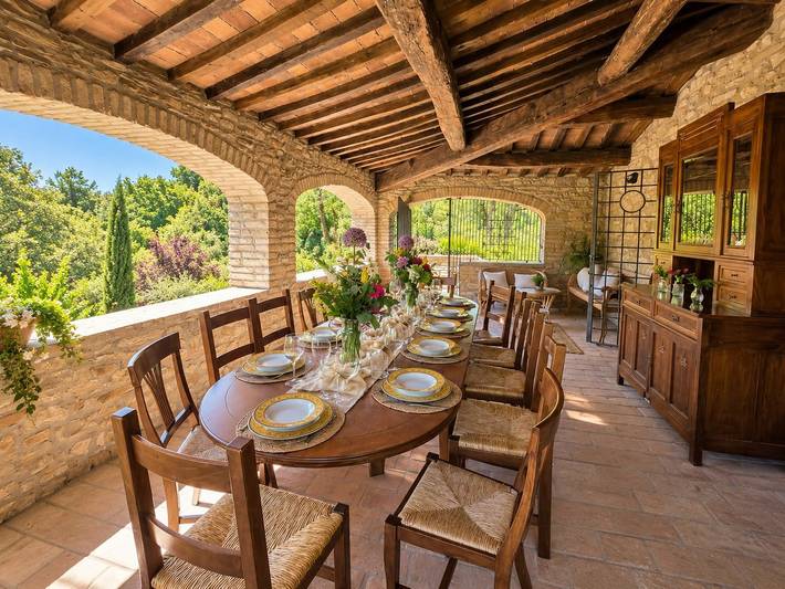 Casa de piedra en medio de los paisajes montañosos de Umbría in Montone (Italia), Valtiberina