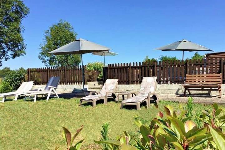 Gîte pour 4 personnes, avec jardin ainsi que terrasse et piscine, animaux acceptés à Exideuil