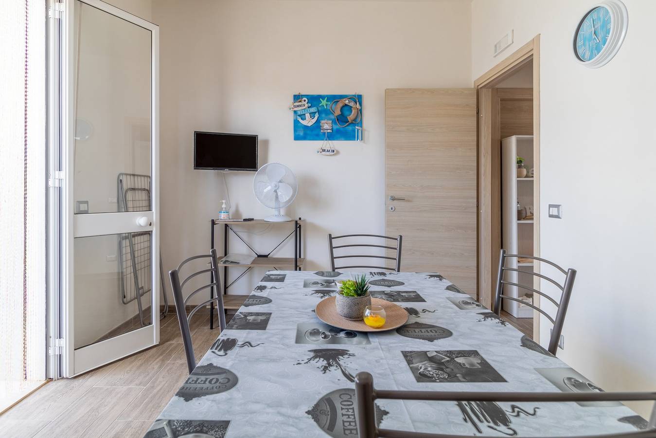 Appartamento intero, Appartamento per vacanze "Samuel Beach Con Patio E Veranda" con 2 terrazze private e Wi-Fi in Cava d'Aliga, Scicli