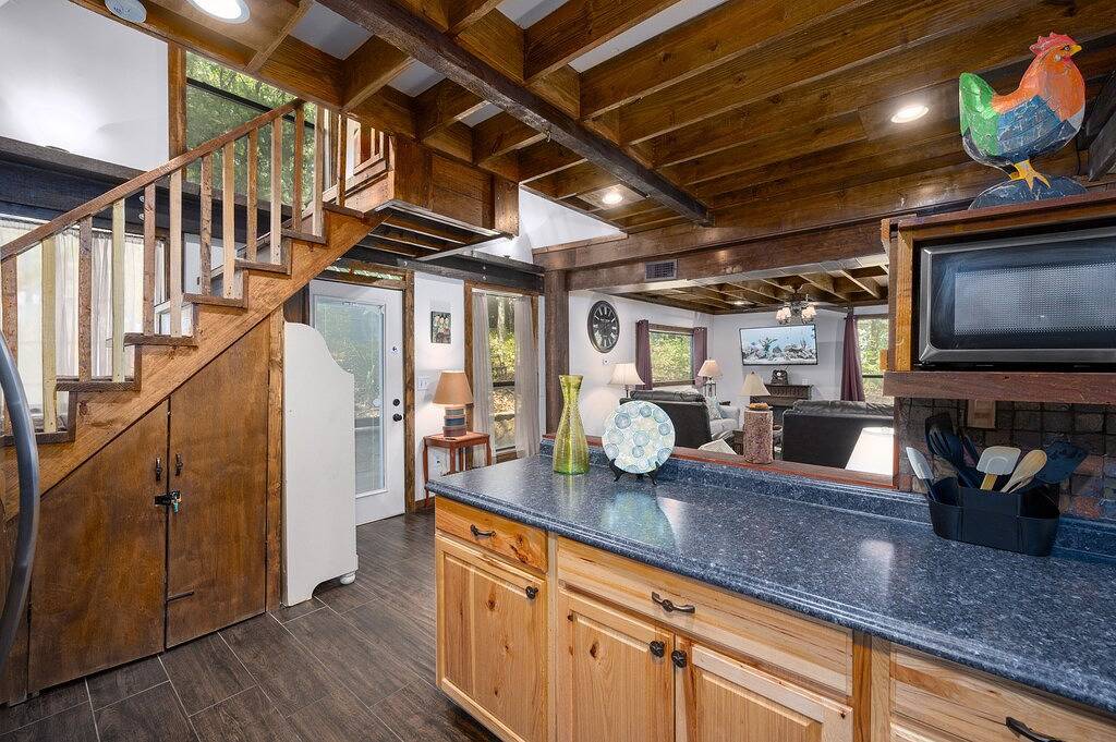 Enchanting Lake Texoma Cabin with Hot Tub in Lake Texoma