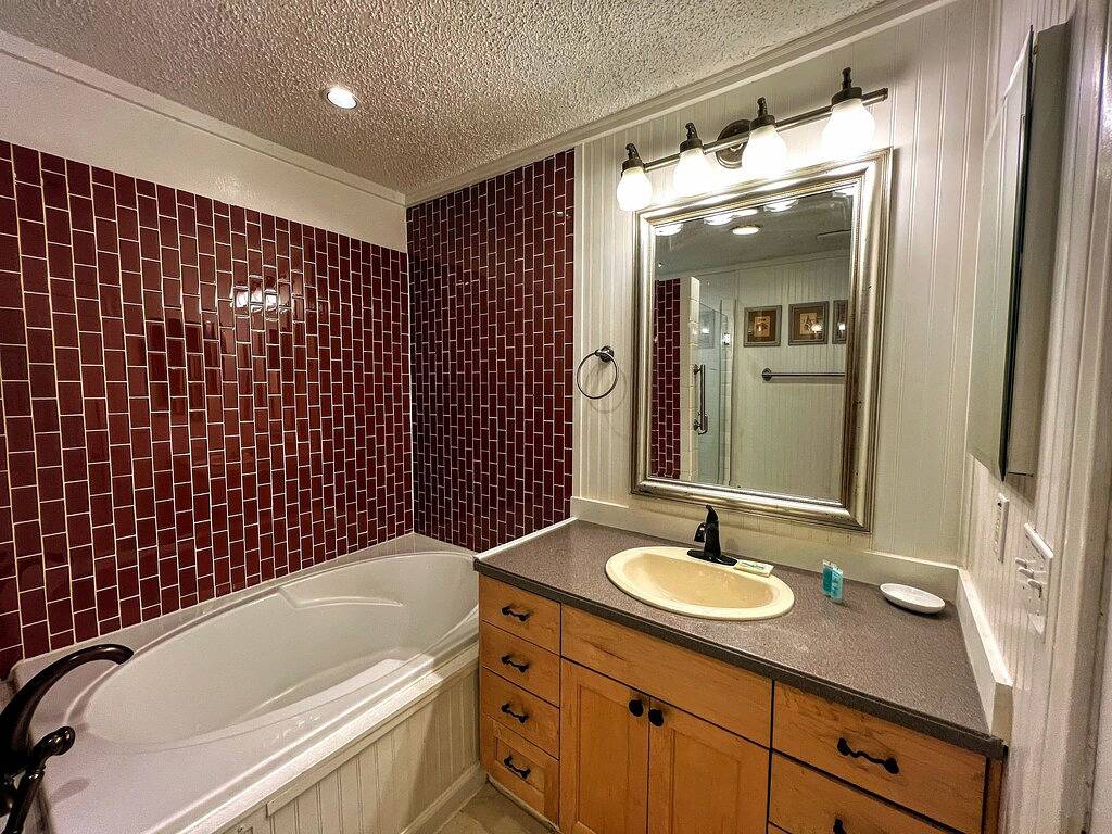 Red Rooster House - King & Queen bedrooms Easy access to all areas of the city in San Angelo, Tom Green County