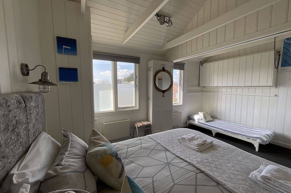 Sea Front Luxury Beach House, Panoramic Views, Direct Beach access, West Sussex in Selsey, West Sussex
