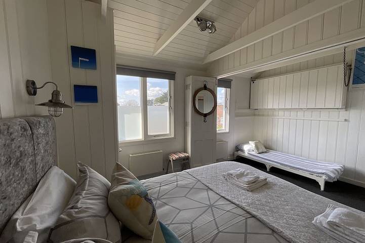 Sea Front Luxury Beach House, Panoramic Views, Direct Beach access, West Sussex in Selsey, West Sussex