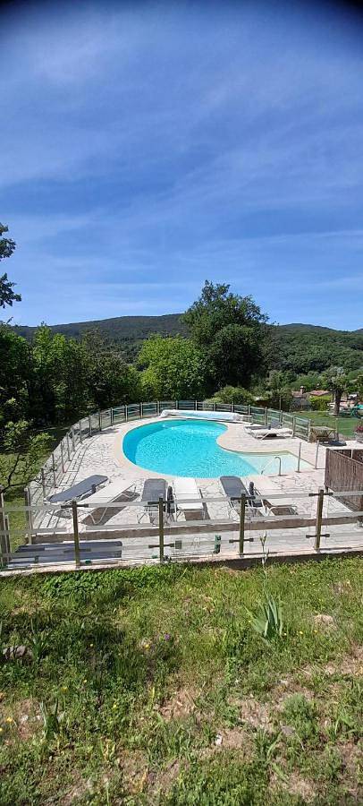 Chambre d’hôte pour 2 personnes, avec piscine et jacuzzi ainsi que terrasse et jardin