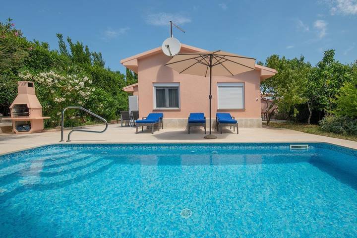 Ferienhaus für 3 Personen, mit Terrasse und Pool in Medulin