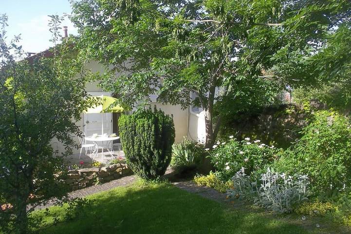 Location de vacances pour 2 personnes, avec balcon et jardin à Saint-Genès-Champanelle