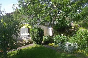 Location de vacances pour 2 personnes, avec jardin et balcon à Saint-Genès-Champanelle