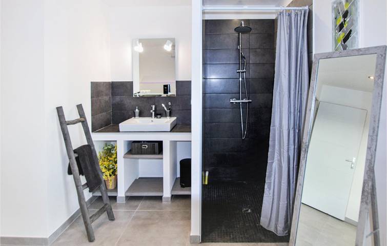 Location de vacances pour 6 personnes, avec terrasse et piscine, animaux acceptés à Salon-de-Provence - 4