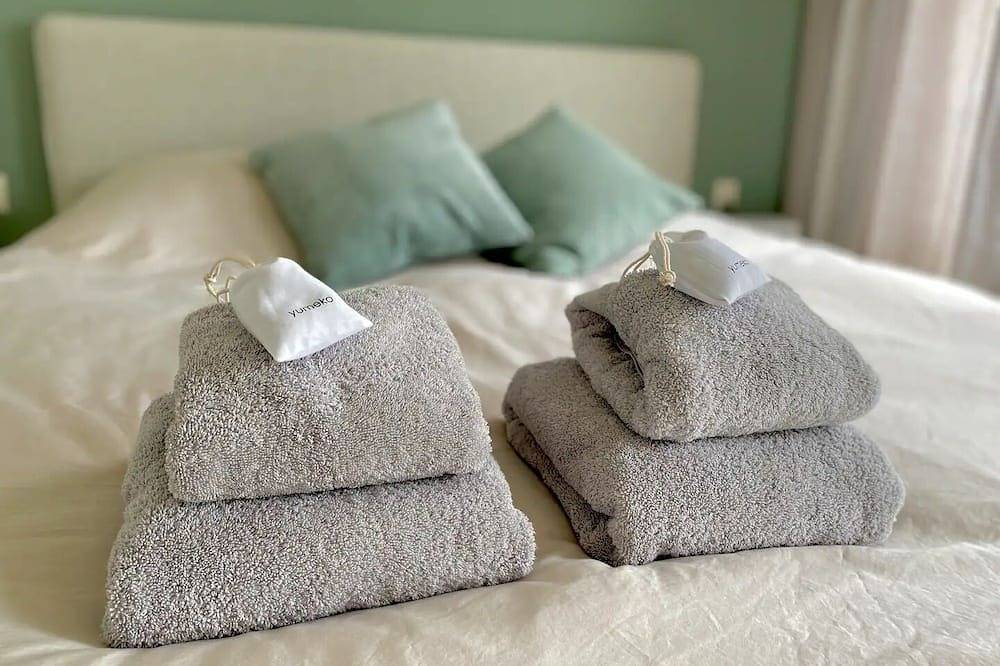 Sweet little home on the water with a fireplace in Berkhout, Markermeer