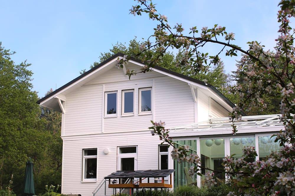 Ganze Wohnung, Ruhige und waldnahe hübsche Ferienwohnung mit Terrasse und Garten in Bad Münder, Weserbergland