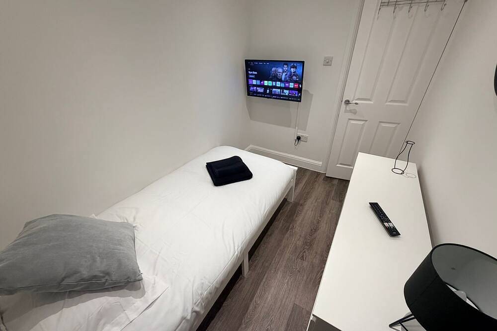 3 bed, 'Adrian Cottage' close to Warner Bros, M25, M1. Comes with private gym in Abbots Langley, Hertfordshire