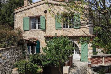 Gîte pour 16 personnes, avec jardin, animaux acceptés à Escragnolles