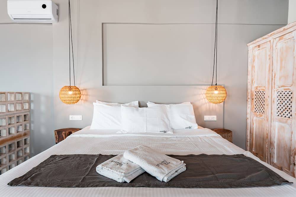 Suites complex with caldera view in Exo Gonia, Santorini