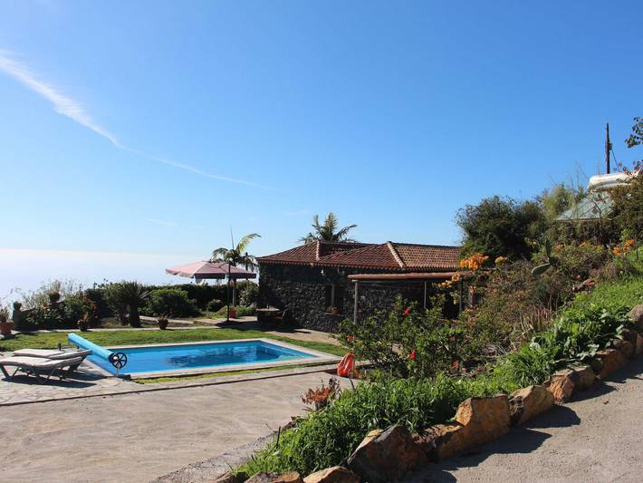 Ferienhaus für 3 Personen, mit Ausblick und Pool sowie Terrasse und Garten in Tijarafe