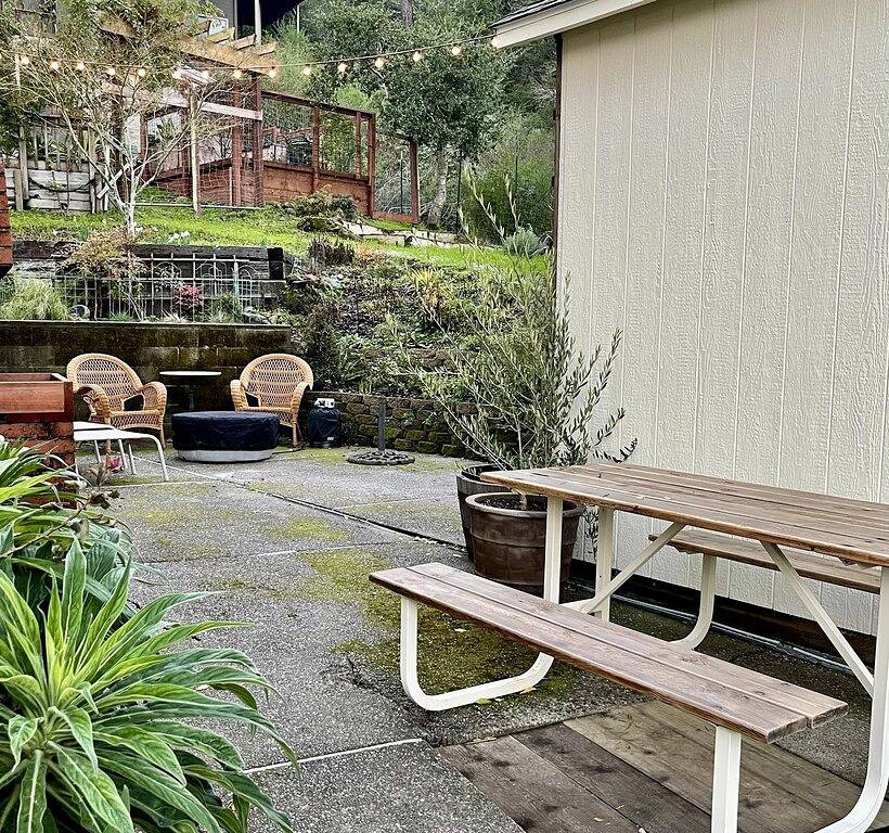 Ganze Wohnung, 🌿5.0 Rating🌿 Sunny, spacious cozy retreat + firepit. World-class trails! in California North Coast