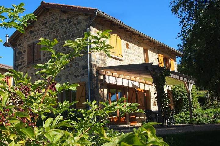 Location de vacances pour 8 personnes, avec Jardin et Piscine à Poule-les-Écharmeaux