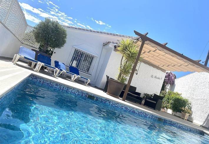 Charming Villa near the Sea with Pool, Wi-Fi, A/C, Garden & Balcony in Playa de Burriana, Nerja