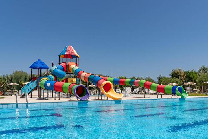Resort per 5 persone, con piscina e piscina per bambini nonché idromassaggio in Abruzzo