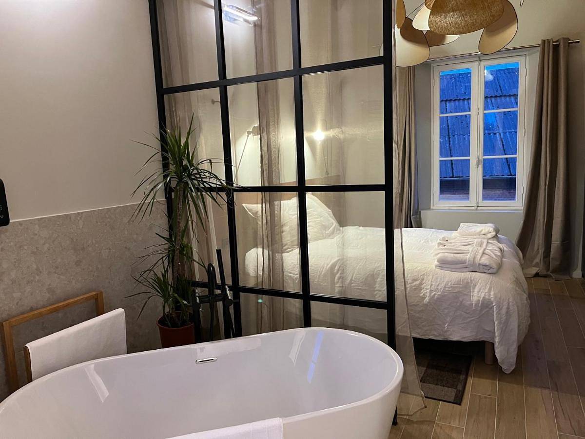 Double Room with Private External Bathroom in Villers-Cotterêts, Aisne