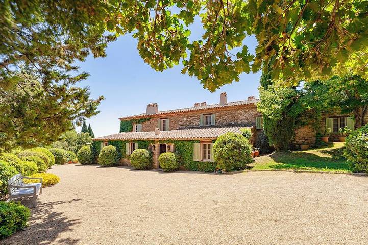 Vacation rental for 12 people, with terrace and yard in Grimaud