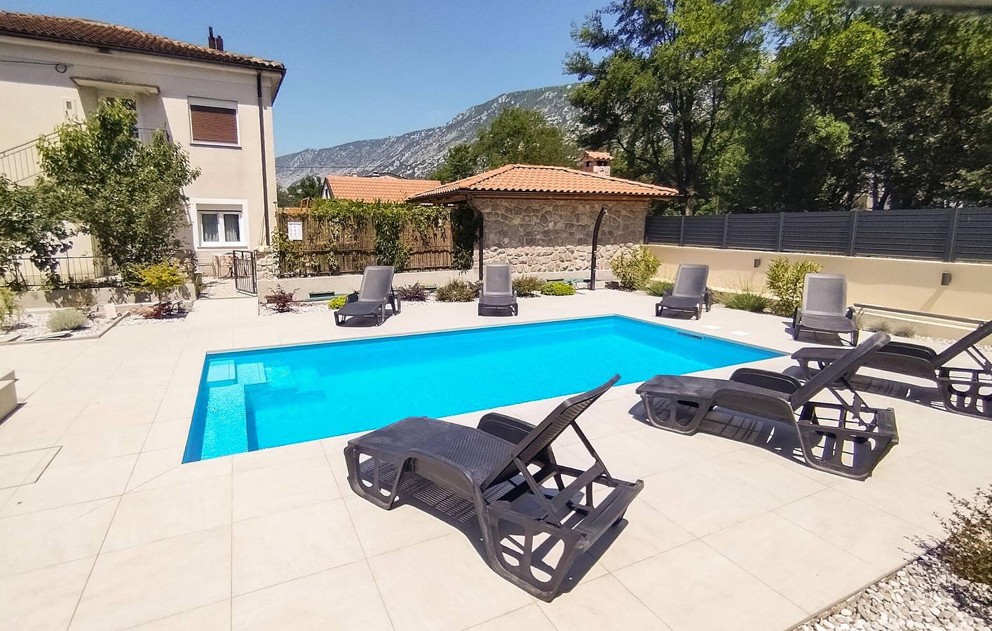 Ganze Ferienwohnung, Charmantes Apartment mit beheiztem Pool in Dramalj, nur wenige Schritte von der Natur und Restaurants entfernt in Tribalj, Primorje-Gorski Kotar