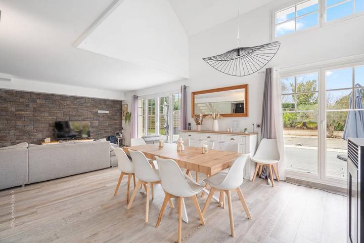 Location de vacances pour 12 personnes, avec jardin et piscine ainsi que vue et terrasse à Magny-le-Hongre