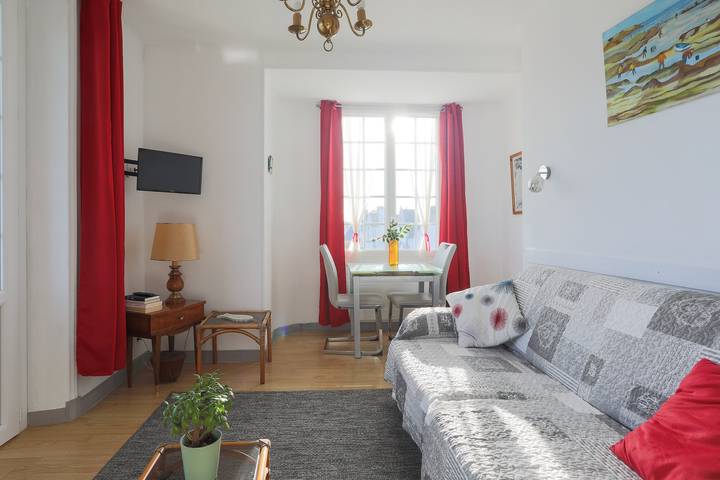 Studio entier, Studio "Vue Mer Directe 2 Personnes" avec vue sur mer, 2 balcons et Wi-Fi in Saint-Quay-Portrieux, Côte de Goëlo