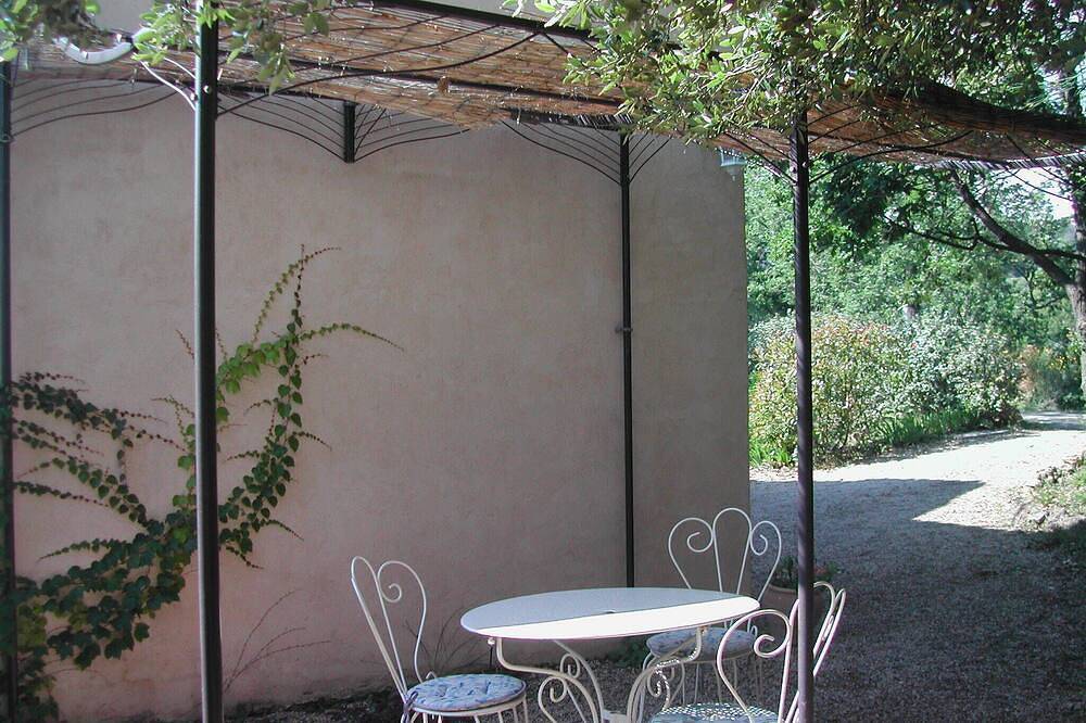 Geheel appartement, Onafhankelijke studio met uitzicht op het zwembad in Tourtour, Draguignan en omgeving