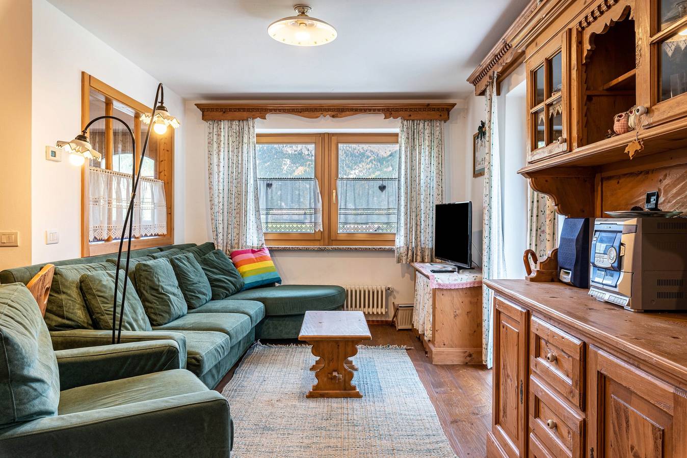 Entire apartment, Apartment "Casa Loretta" with Mountain View, Balconies & Wi-Fi in Alba (Canazei), Canazei
