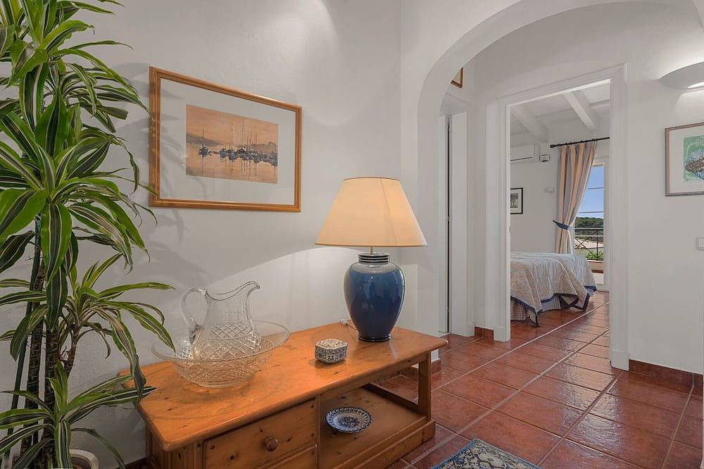 Einfamilienhaus, Beheizter Pool, Hafenblick, kurzer Spaziergang zum Hafen, Geschäfte, Bars / Pausen. in Port d'Addaia, Es Mercadal