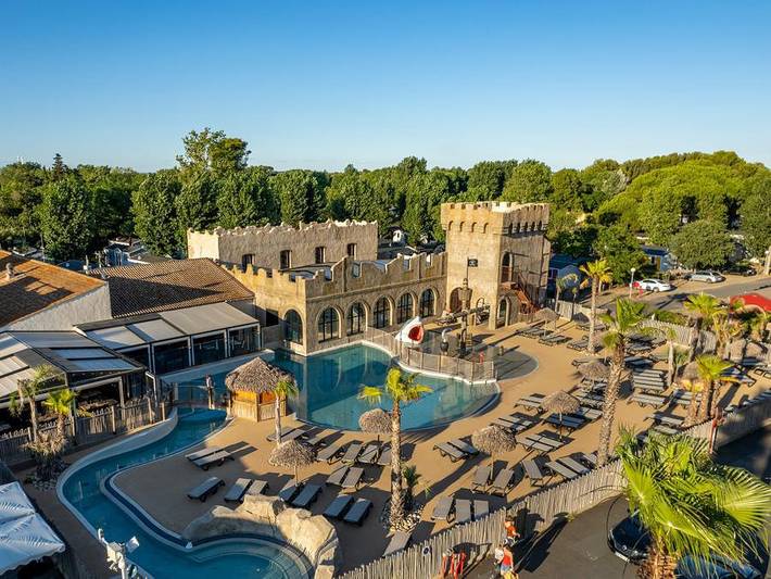 Camping pour 4 personnes, avec Terrasse à Vias