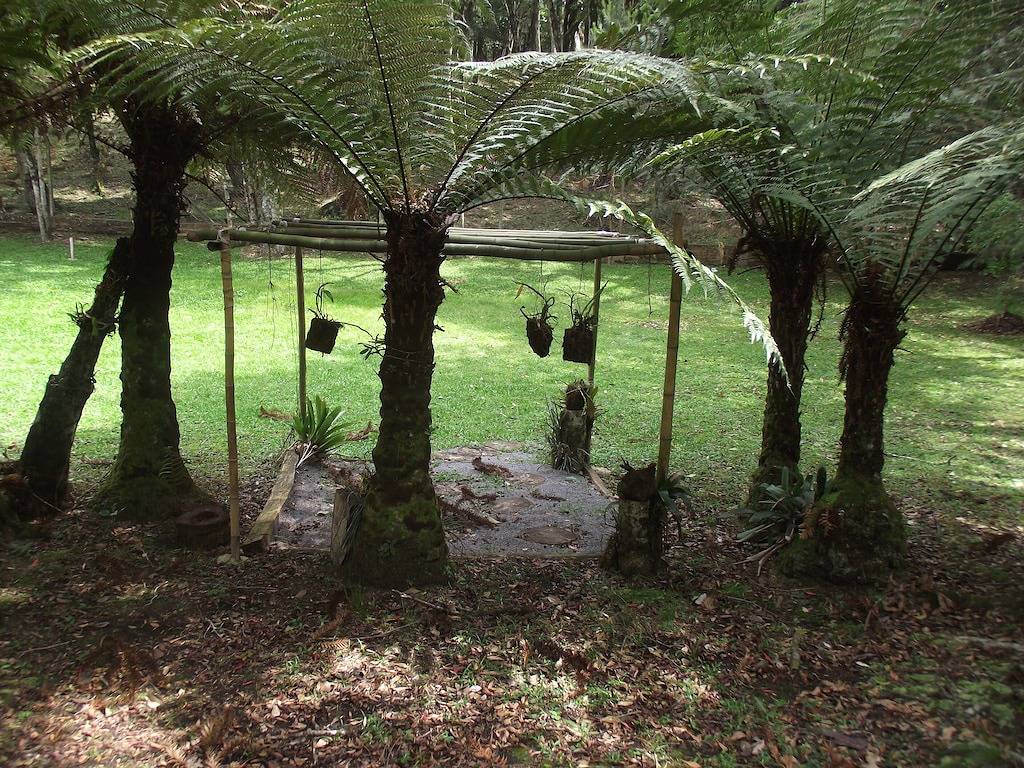 Weißes Schneechalet in der Gebirgsrasenecke in Gramado, Rio Grande do Sul