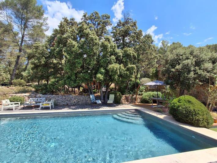 Chambre d’hôte pour 2 personnes, avec piscine ainsi que jardin et vue à Entrecasteaux