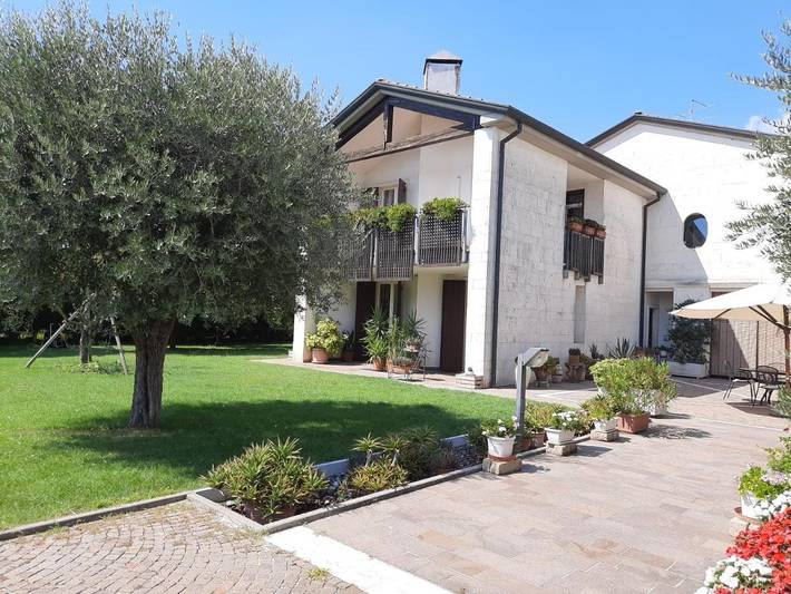 Ferienhaus für 4 Personen, mit Balkon und Terrasse sowie Garten und Pool