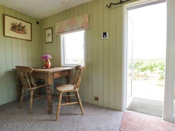 Log Cabin for 2 People in The Cotswolds, South West England, Photo 4