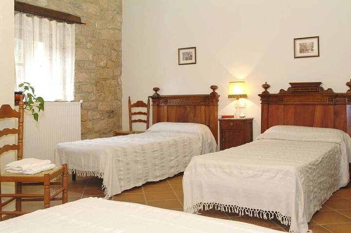 Location de vacances pour 29 personnes, avec jardin, animaux acceptés à Camós - 2