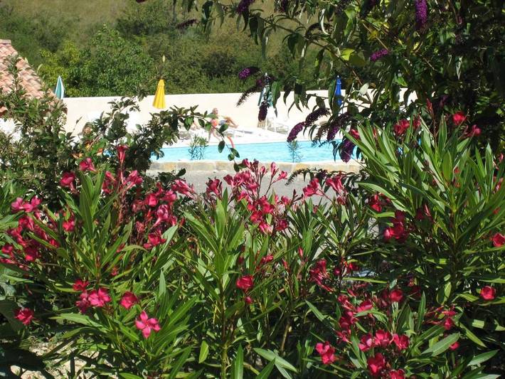 Location de vacances pour 4 personnes, avec jardin et terrasse ainsi que vue et piscine à Villeneuve-de-Berg - 3