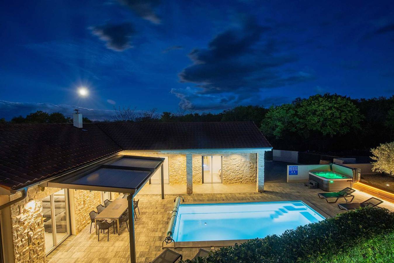 Villa Larra mit beheizten Pool & Whirlpool in Gostinjac, Krk