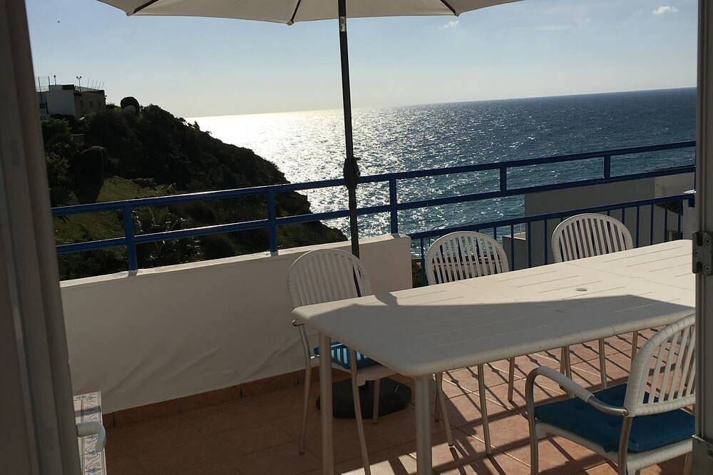 Appartamento intero, Casa Valeria is located directly by the sea - first floor in Praia do Burgau, Parque Natural do Sudoeste Alentejano e Costa Vicentina