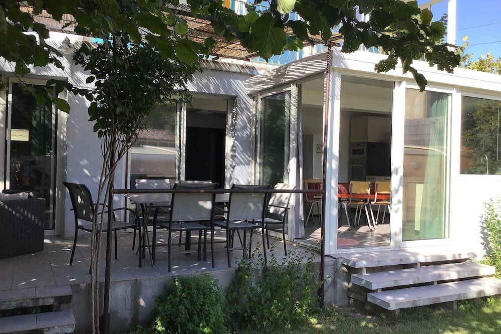 Independent villa with garden and swimming pool area near downtown in Brignoles, Brignoles region