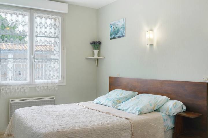 Bed and Breakfast 'Chambre D'hôtes Vanille' with Shared Terrace, Private Garden and Wi-Fi in Semussac, Saintes region
