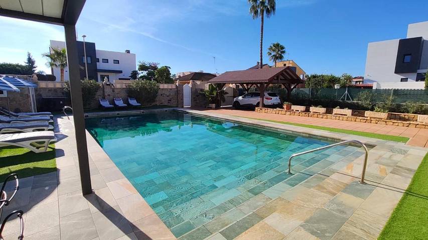 Casa rural para 10 personas, con Terraza además de Jardín y Piscina en Roquetas de Mar