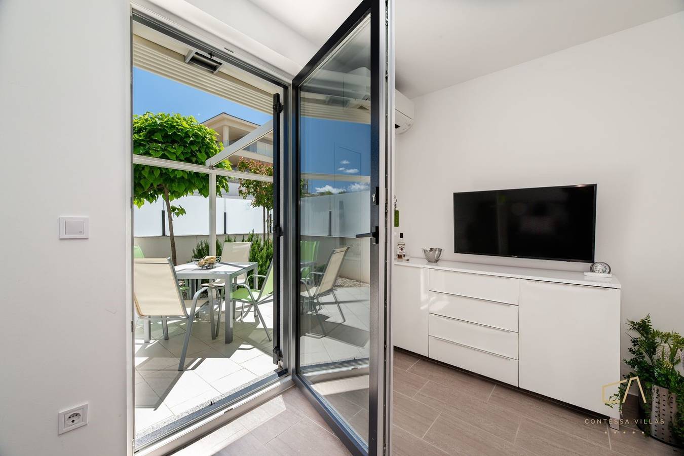 Ganze Wohnung, Wunderschöne Ferienwohnung Dana**** mit Terrasse, direkt am Meer, auf Krk in Zidarici, Krk