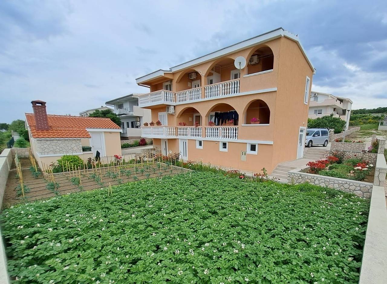 Ganze Wohnung, 1-Zimmer-Ferienwohnung mit Balkon und Meerblick Rtina - Miocici, Zadar A-13072-a in Rtina, Zadar